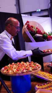 serveur qui met en place un buffet lors d'un cocktail dinatoire à rennes. 